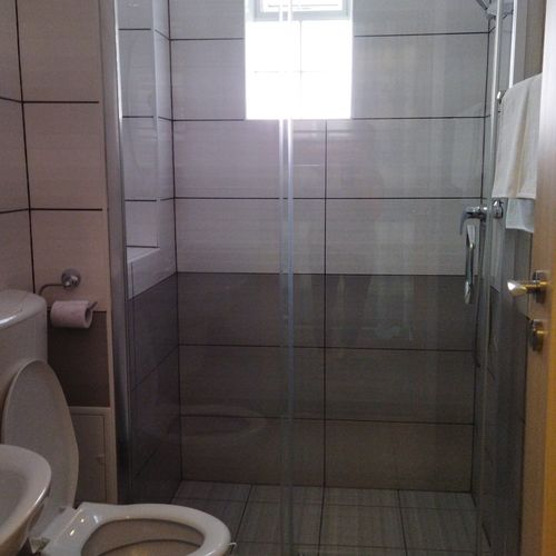 Pokoj s koupelnou s manželskou postelí na přízemí