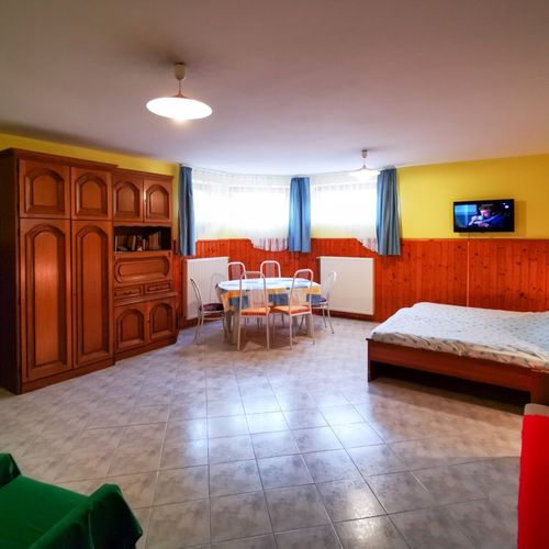 Apartament family cu chicinetă proprie cu 2 camere pentru 4 pers.
