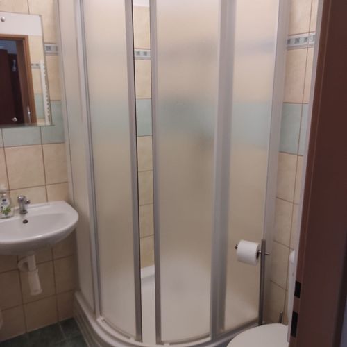 Pokoj tV s plochou obrazovkou se sprchou pro 3 os.