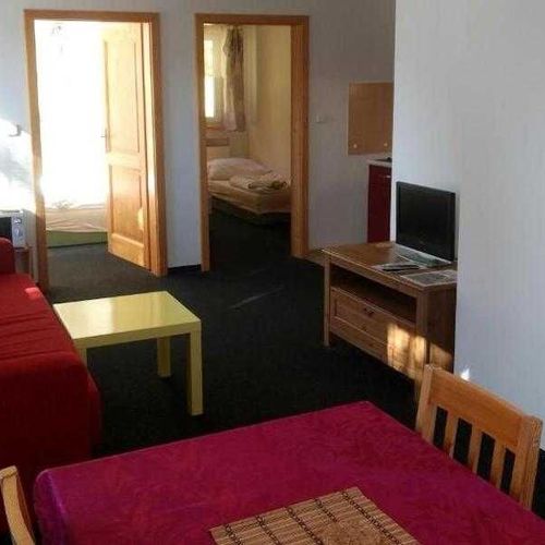 Apartament cu duș cu chicinetă proprie cu 2 camere pentru 4 pers.