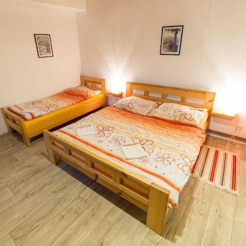 Apartman se sprchou s privátní koupelnou mimo apartmán pro 3 os. s 1 ložnicí