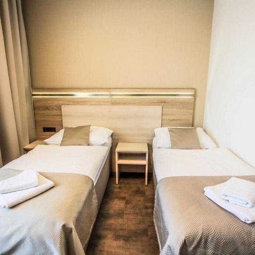 Pokoj s klimatizací se sprchou s manželskou postelí