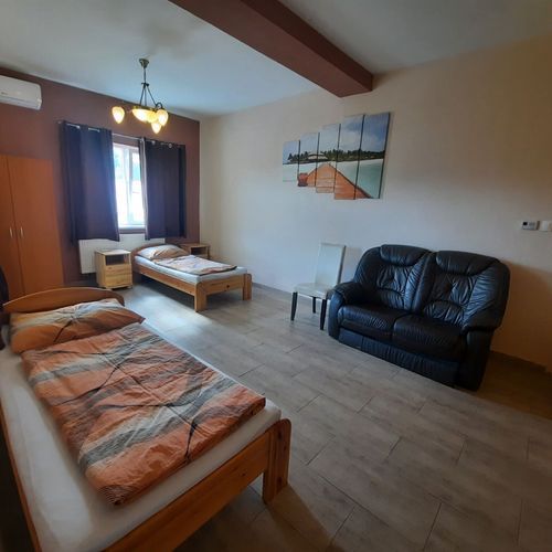Apartament tourist la parter cu 1 camera pentru 3 pers.