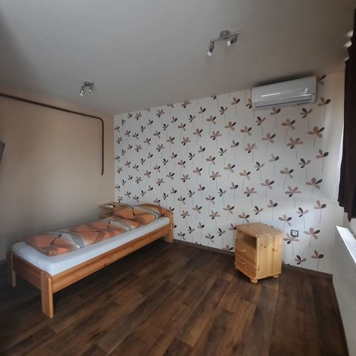 Apartament tourist la parter cu 1 camera pentru 2 pers.