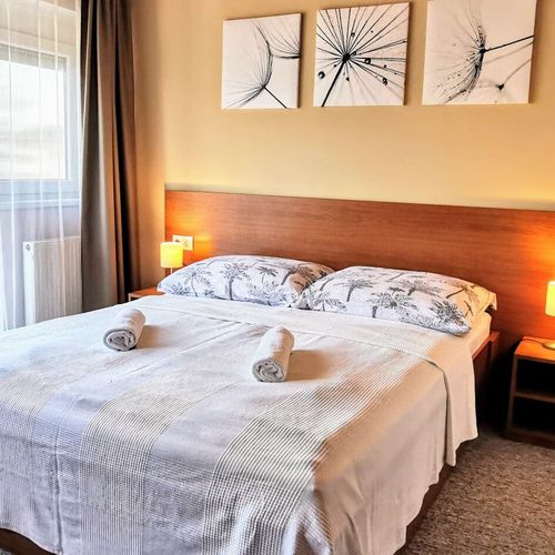 Apartament la etaj cu balcon cu 1 camera pentru 2 pers. (se poate solicita pat suplimentar)