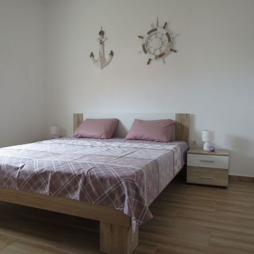 Apartman pro 4 os. se 2 ložnicemi s výhledem na moře na poschodí