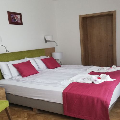 Apartament la parter accesibil(ă) persoanelor cu dizabilități cu 2 camere pentru 4 pers.
