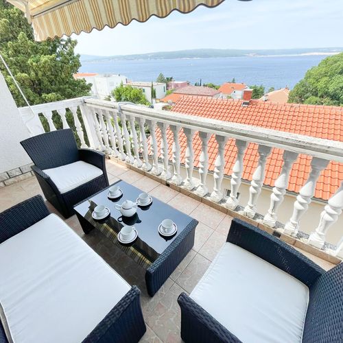 Apartament la etaj cu vedere spre mare cu 3 camere pentru 5 pers.
