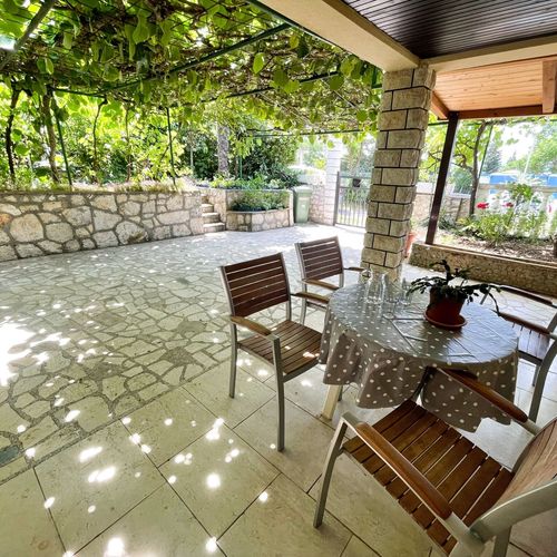 Apartament la parter cu 2 camere pentru 3 pers.