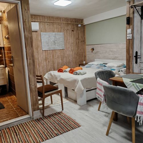 Apartament cu chicinetă proprie cu vedere spre grădină cu 1 camera pentru 2 pers.