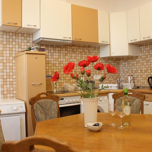 Apartament confort la parter cu 3 camere pentru 6 pers. (se poate solicita pat suplimentar)