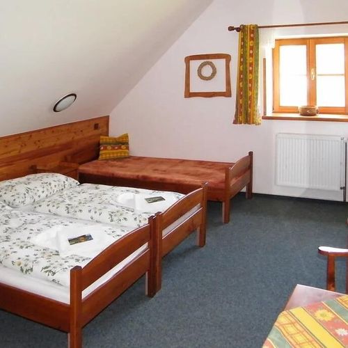 Apartman se sprchou s privátní koupelnou mimo apartmán pro 3 os.