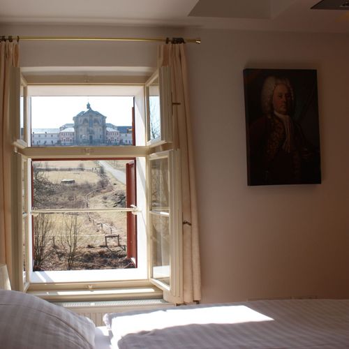 Apartman s privátní koupelnou mimo apartmán s manželskou postelí s 1 ložnicí