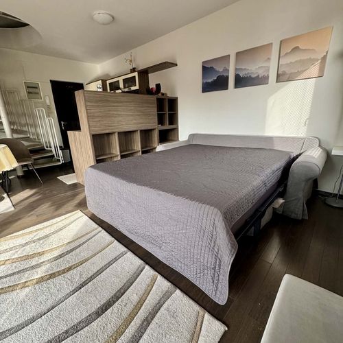 Apartament la etaj cu balcon pentru 4 pers. (se inchirieaza doar integral)