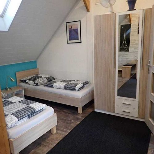 Apartman s privátní koupelnou mimo apartmán pro 6 os. se 3 ložnicemi s výhledem do zahrady