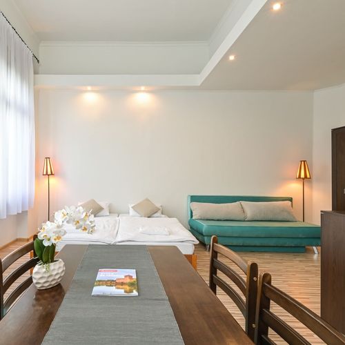 Apartament la etaj cu vedere spre oraș cu 1 camera pentru 3 pers.