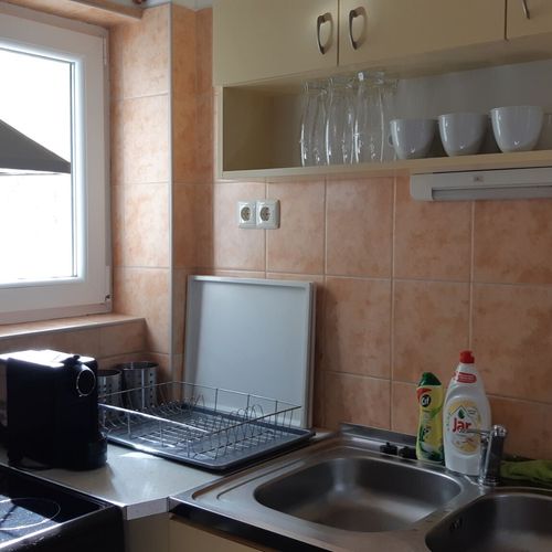 Apartament la parter cu aer condiționat cu 2 camere pentru 4 pers.