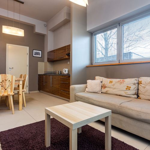 Apartament 4-osobowy na parterze z aneksem kuchennym z 2 pomieszczeniami sypialnianymi (możliwa dostawka)