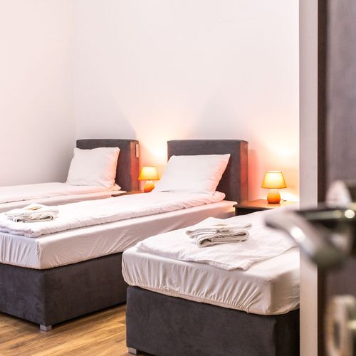 Apartament exclusive la parter cu 2 camere pentru 7 pers.