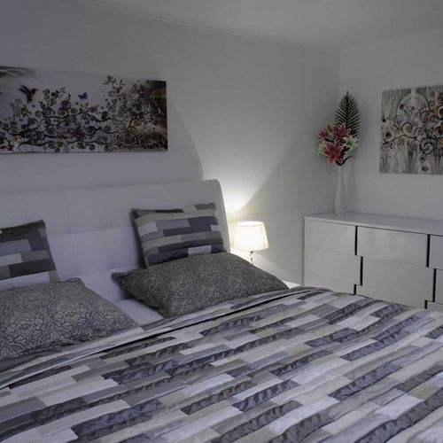 Apartament la parter cu bucătărie proprie cu 2 camere pentru 4 pers. (se poate solicita pat suplimentar)
