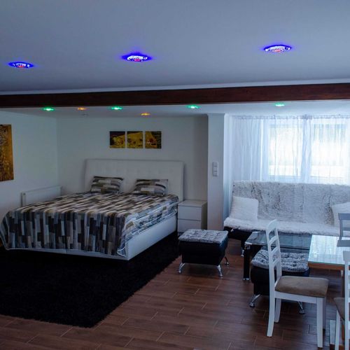 Apartament la parter cu bucătărie proprie cu 2 camere pentru 4 pers. (se poate solicita pat suplimentar)