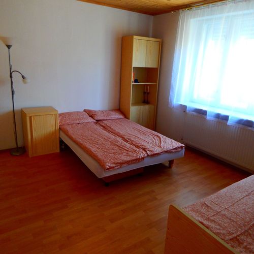 Apartament întreaga unitate cu grădină pentru 6 pers. (se inchirieaza doar integral)