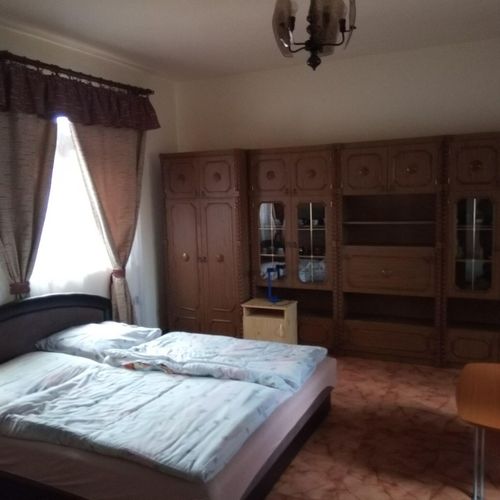 Camera cvadrupla familial(ă) la parter