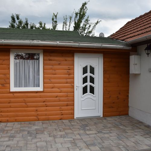 Apartman s klimatizací s manželskou postelí s 1 ložnicí s výhledem do zahrady (s možností přistýlky)
