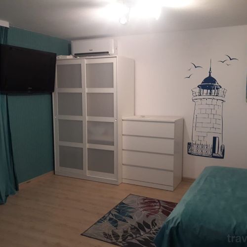 Apartament la etaj cu vedere spre mare cu 1 camera pentru 2 pers. (se poate solicita pat suplimentar)