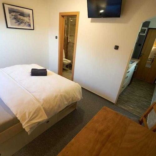 Apartman se sprchou s privátní koupelnou mimo apartmán pro 2 os.