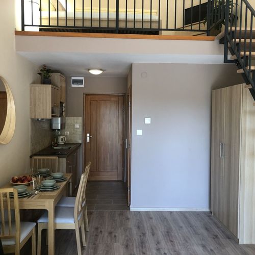 Apartament 2-osobowy z balkonem z widokiem na jezioro z 1 pomieszczeniem sypialnianym (możliwa dostawka)