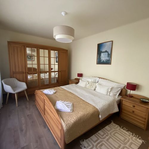 Apartament la parter cu terasă cu 2 camere pentru 4 pers.