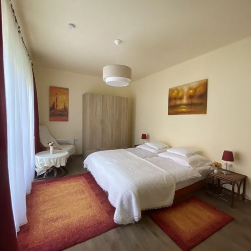 Apartament la etaj cu terasă cu 2 camere pentru 4 pers.
