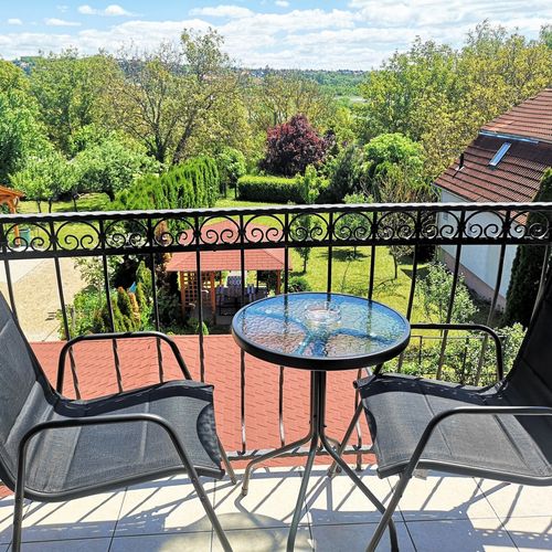 Apartament la mansardă cu vedere spre grădină cu 1 camera pentru 2 pers. (se poate solicita pat suplimentar)