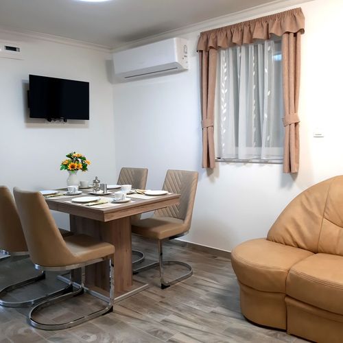 Apartament design la parter cu 2 camere pentru 4 pers.