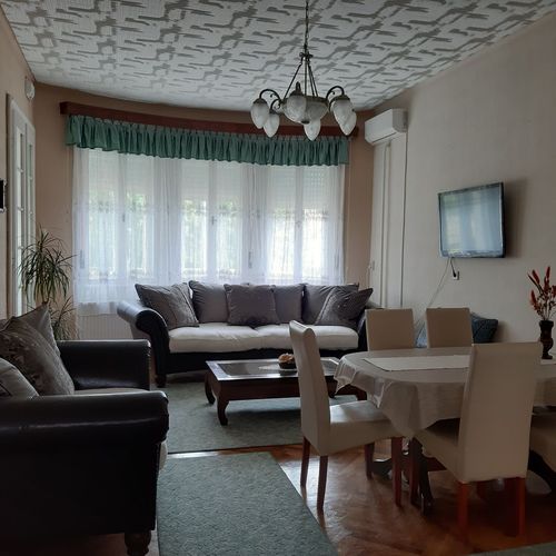 Apartament family la parter cu 4 camere pentru 9 pers.