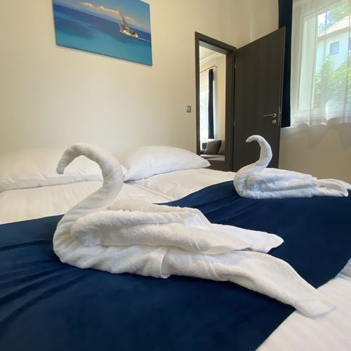 Apartament la parter cu terasă cu 2 camere pentru 4 pers.