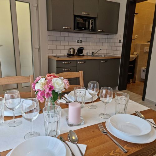 Apartament la parter cu terasă cu 2 camere pentru 4 pers.