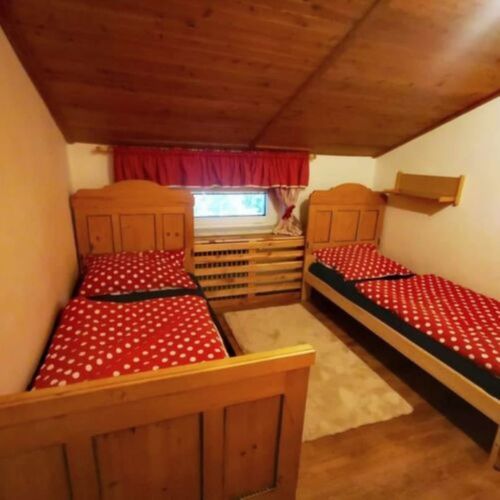 Apartament cu duș cu chicinetă proprie cu 3 camere pentru 6 pers. (se poate solicita pat suplimentar)