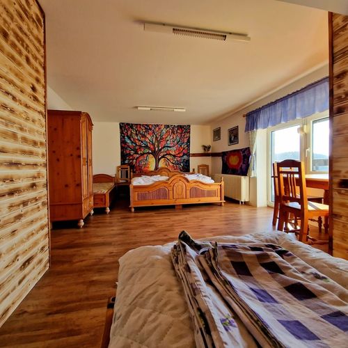 Apartament cu duș cu chicinetă proprie cu 3 camere pentru 9 pers.