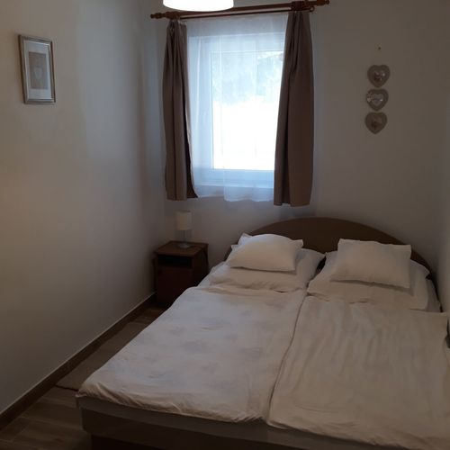 Apartament la parter cu vedere spre grădină cu 3 camere pentru 6 pers. (se poate solicita pat suplimentar)