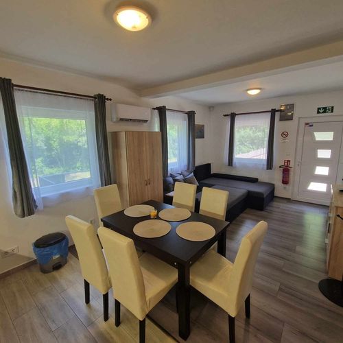 Apartament cu grădină cu bucătărie proprie pentru 5 pers. (se inchirieaza doar integral)
