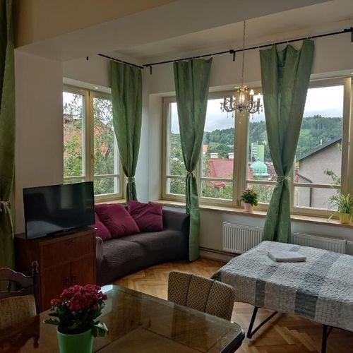 Apartman se sprchou s privátní koupelnou mimo apartmán s manželskou postelí s 1 ložnicí