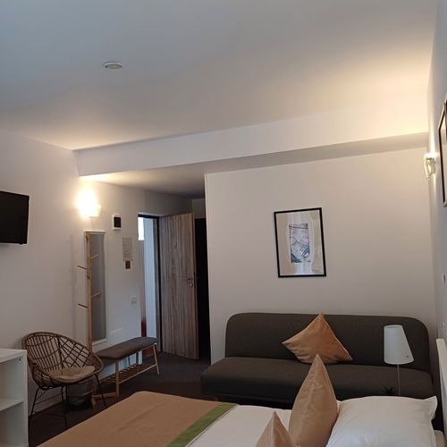 Camera tripla la etaj cu balcon