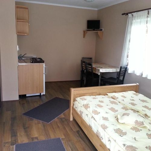 Bungalow pentru 4 pers. (se inchirieaza doar integral)