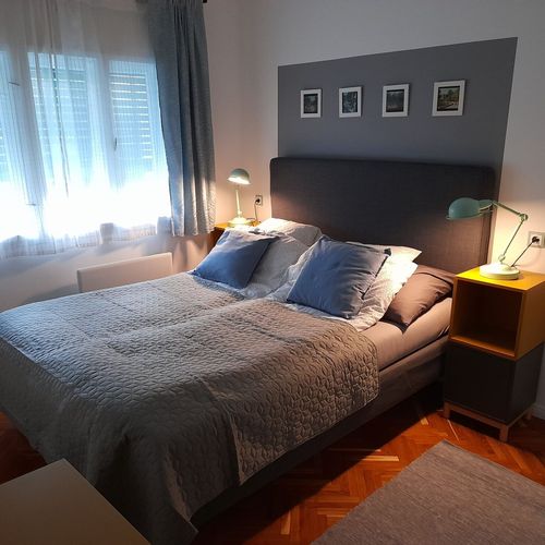 Apartament întreaga unitate cu grădină pentru 2 pers. (se inchirieaza doar integral) (se poate solicita pat suplimentar)