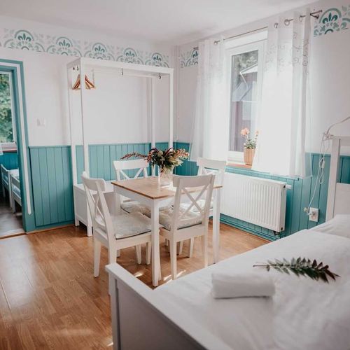 Apartman se sprchou s privátní koupelnou mimo apartmán pro 4 os. se 2 ložnicemi