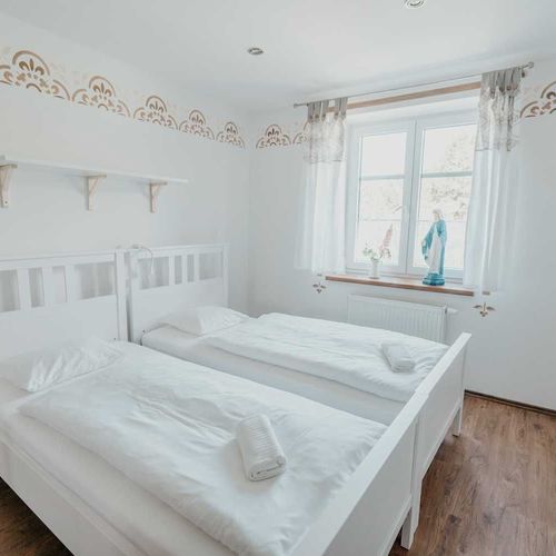 Apartman se sprchou s privátní koupelnou mimo apartmán pro 6 os. se 3 ložnicemi (s možností přistýlky)