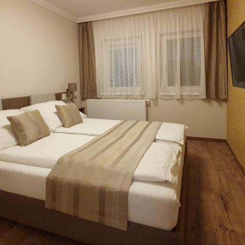 Apartament la etaj cu vedere spre oraș cu 2 camere pentru 4 pers.