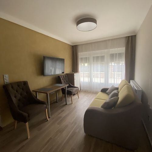 Apartament la parter cu vedere spre oraș cu 1 camera pentru 2 pers.